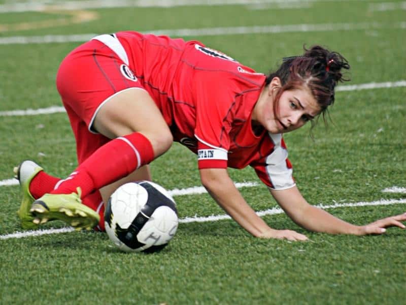 Soccer player flop dive on the ground