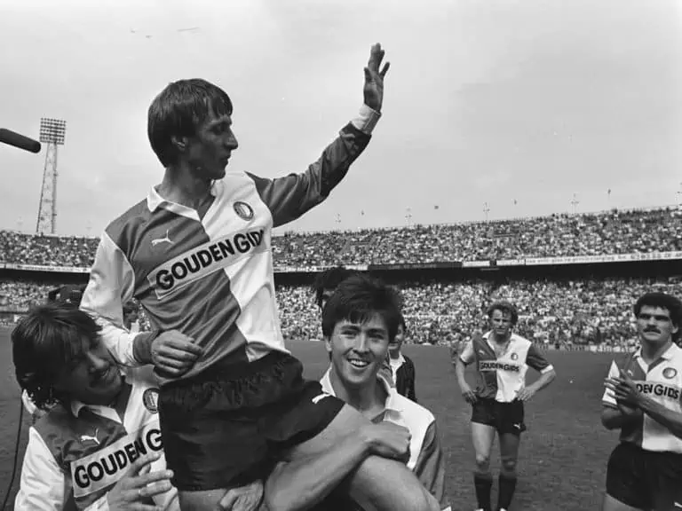 Feyenoord against PEC with Johan Cruyff farewell Johan Cruyff on the shoulders of Wijnstekers and Brand