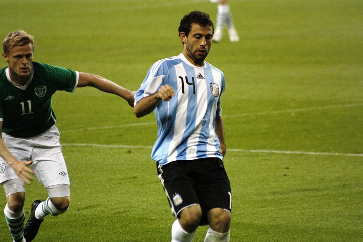 Mascherano on the right playing for Agentina and Duff on the left for Ireland ○ Soccer Blade