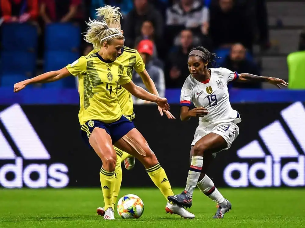 Crystal Dunn, right, of the United States women's national soccer team passes the ball against players of Sweden women's national football team in the third round match of Group F match during the FIFA Women's World Cup France 2019 in Paris, France, 20 J  