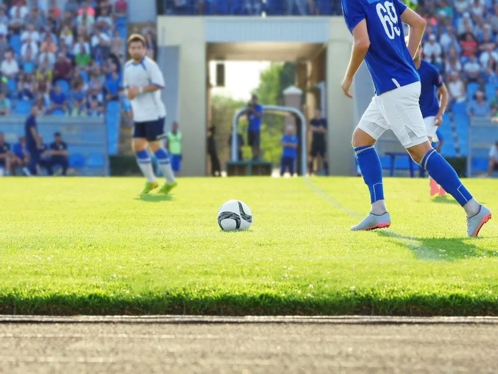 Soccer player looking up for an overlapping run