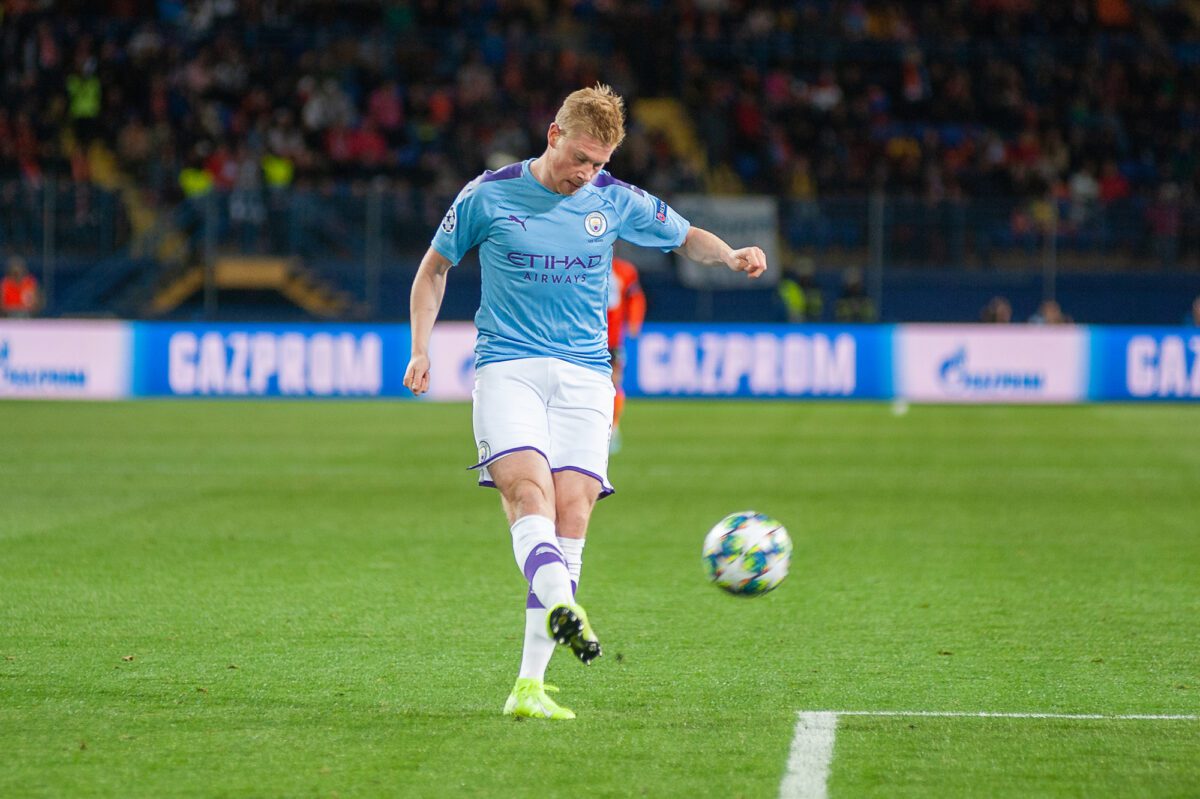 Manchester Citys Kevin De Bruyne curving a soccer ball during UEFA Champions League game vs Shakhtar at Metalist Stadium ○ Soccer Blade