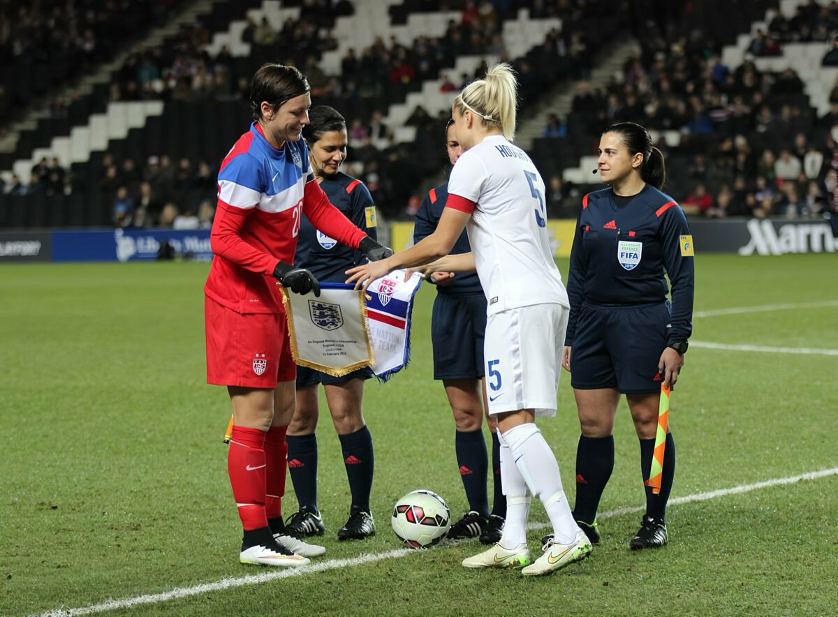 England Womens captain Steph Houghton and USA Womens captain Abby Wambach shake hands before kick off. 2560x1886 ○ Soccer Blade