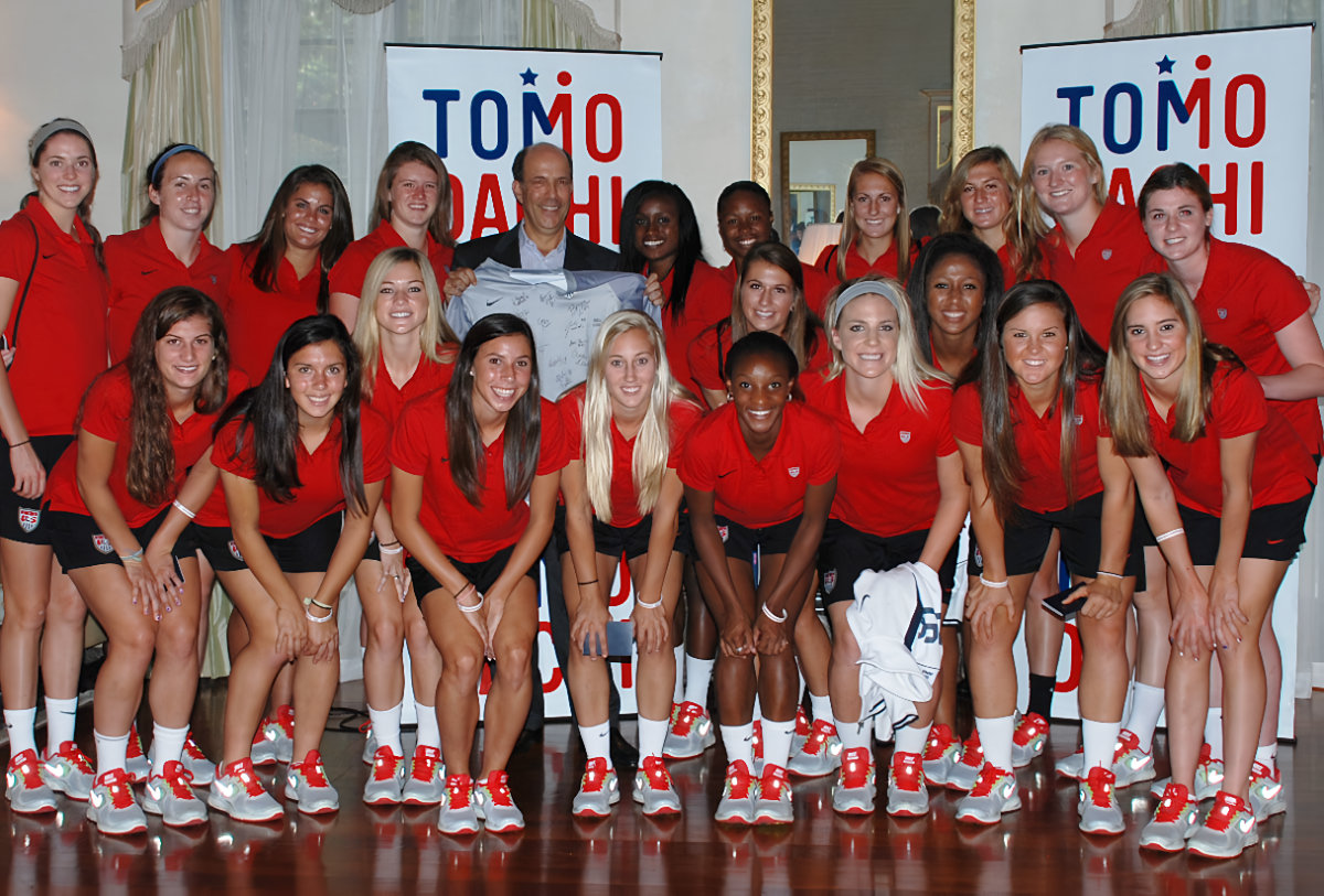 United States U 20 womens soccer team posing with Ambassador John Roos at the United States embassy in Tokyo Japan ○ Soccer Blade