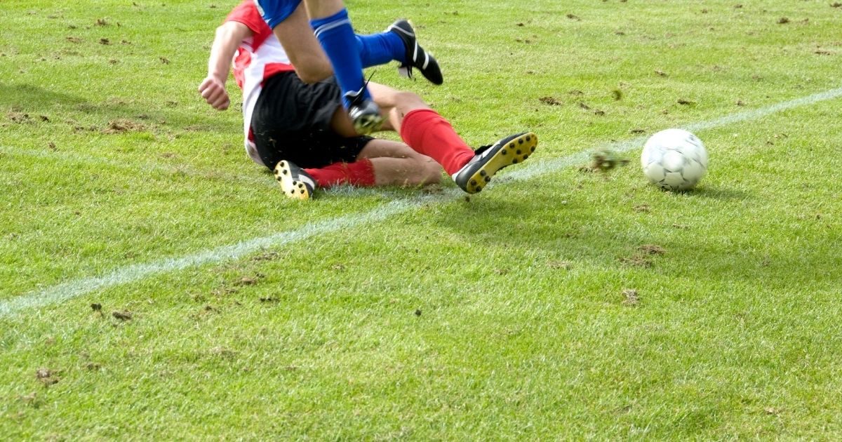 Voilent soccer tackle makes soccer player fall ○ Soccer Blade
